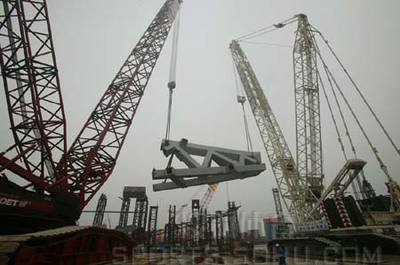 圖文:鳥(niǎo)巢建設(shè)之鋼結(jié)構(gòu) C1鋼構(gòu)下段脫胎起吊