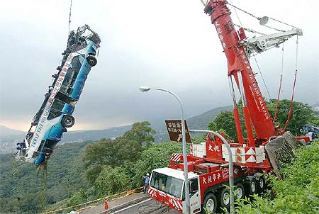 組圖:臺(tái)灣島內(nèi)最大吊車(chē)吊起墜谷客車(chē)_新聞中心_新浪網(wǎng)